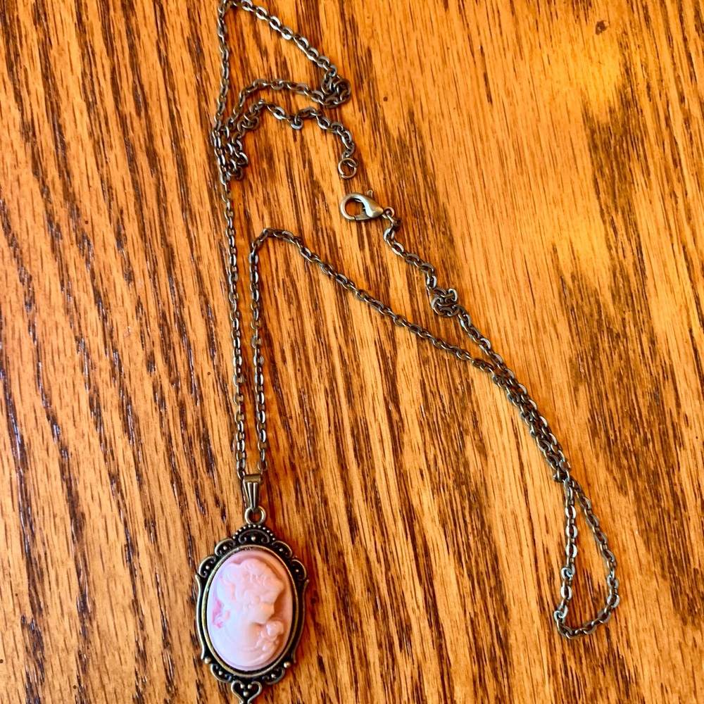 Vintage Cameo Pendant Necklace